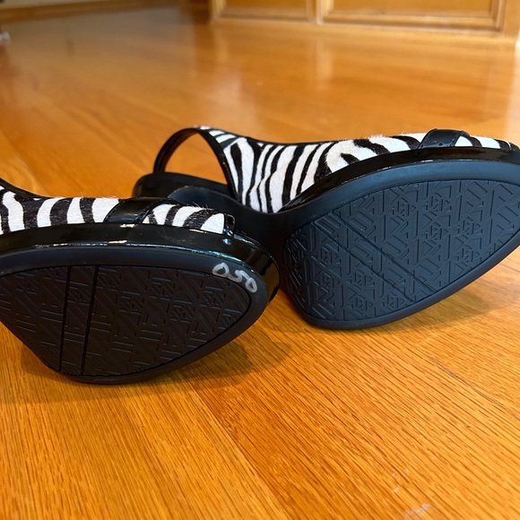 **SOLD**  Anne Klein zebra and black patent sling back sandals - Picture 2 of 6